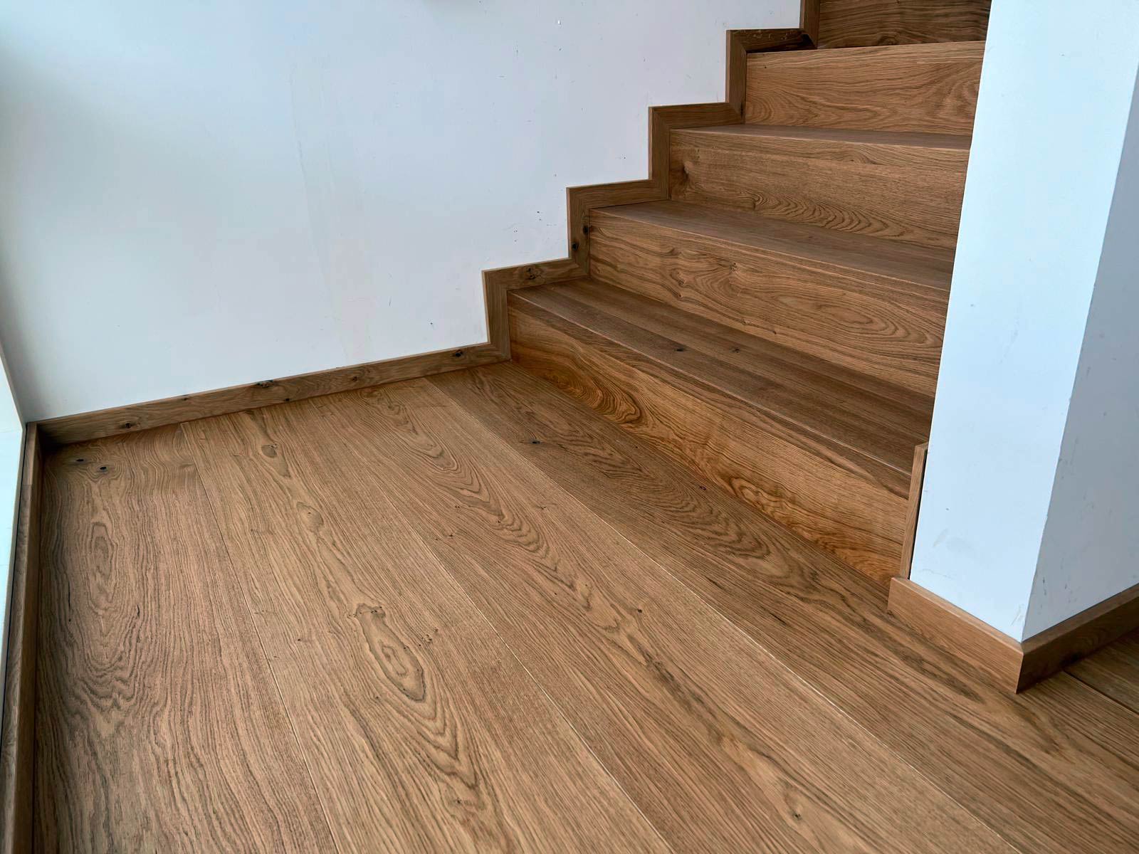 Ein massiver Holzboden bietet zahlreiche Vorteile, die ihn zur idealen Wahl für Wohnräume, Büros und Geschäftsräume machen